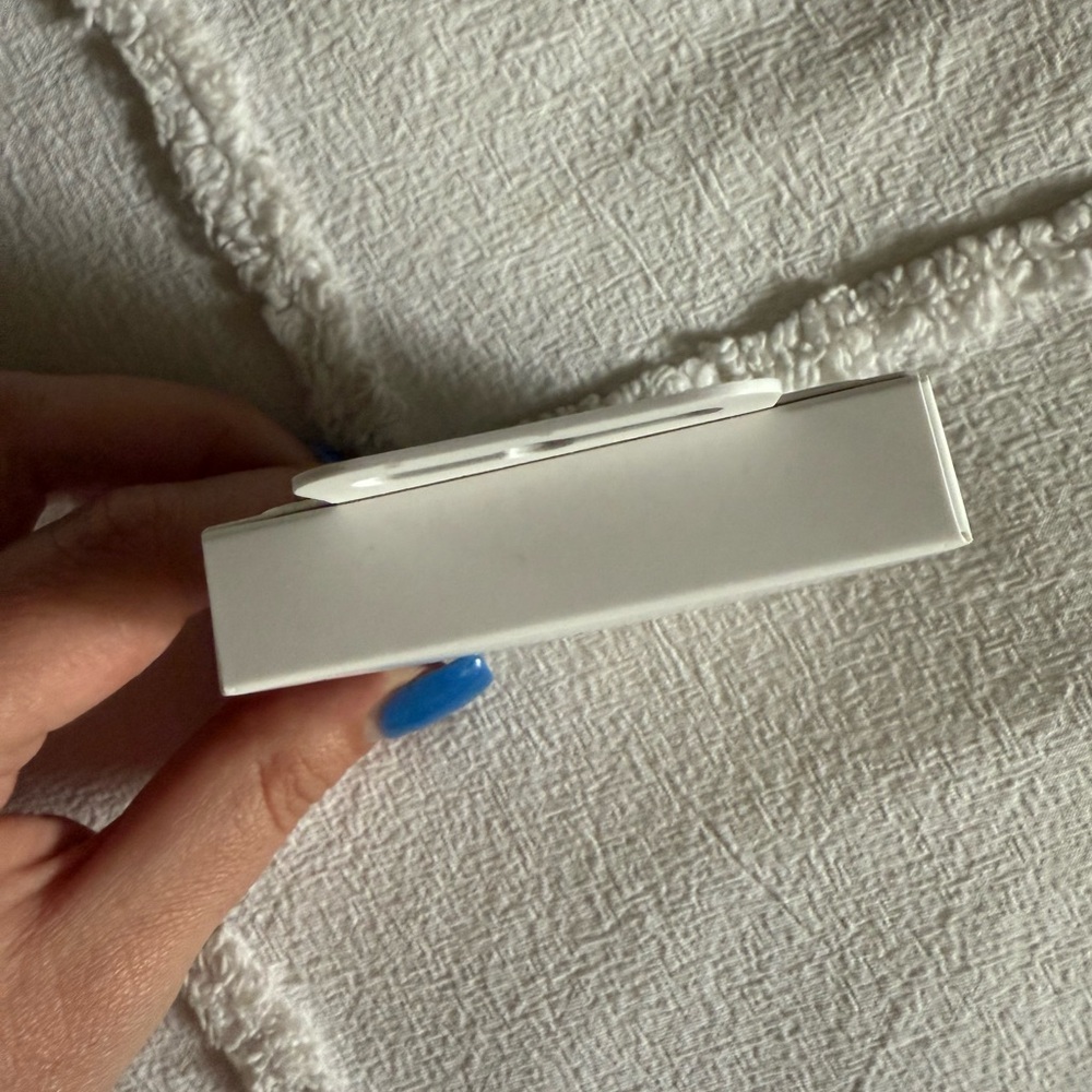 Apple White Lightning to USB-C Adapter - Picture 2 of 4